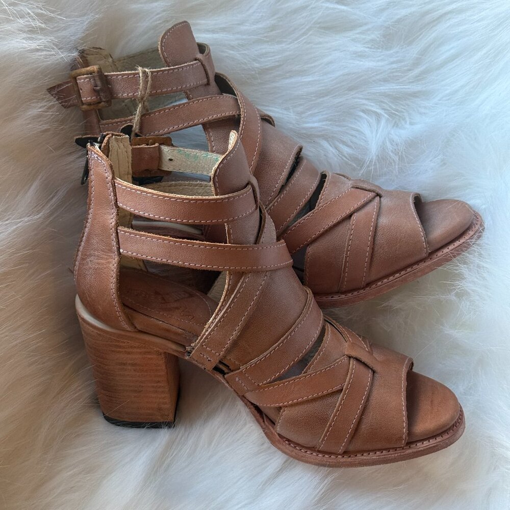 Freebird Claw Strappy Sandal - 10